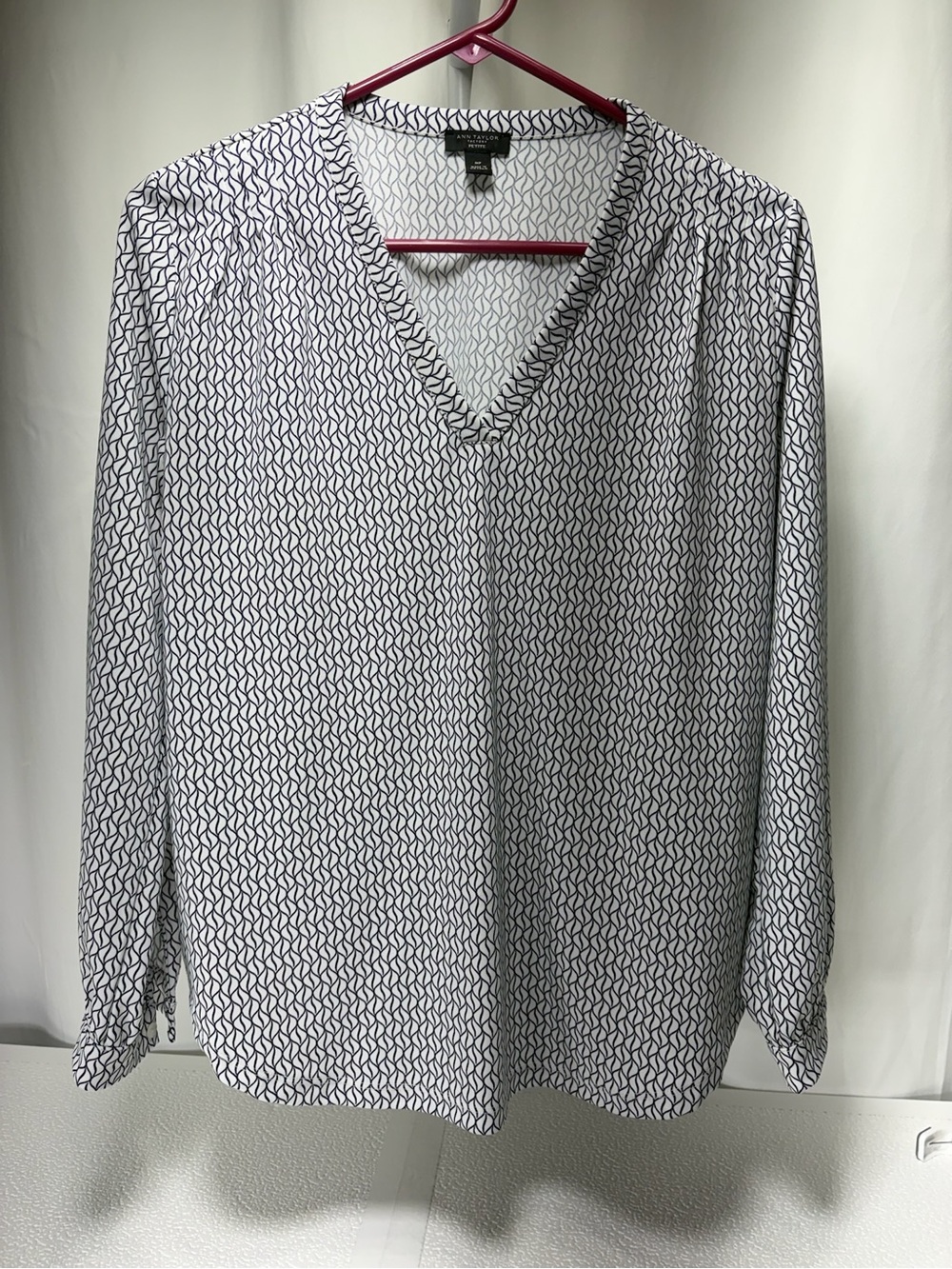 Ann Taylor White V-Neck Blouse with Navy Geometric Print 4418
